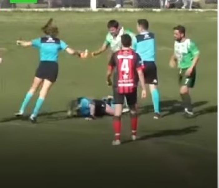 اعتقال لاعب بعد سحله الحكم بأرض الملعب - فيديو