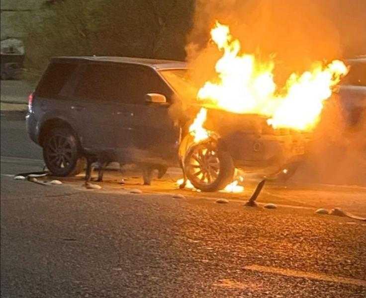 النيران تشتعل في سيارة فنان شهير وهذه تطورات حالته الصحية