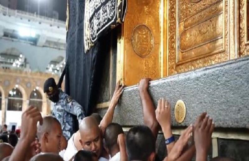 للمرة الأولى منذ انتشار جائحة كورونا.. الكعبة المشرفة بلا حواجز.. «فيديو»