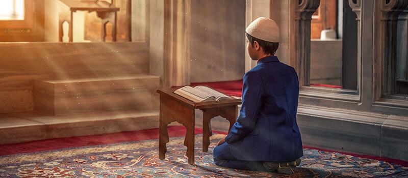 طفل يقرأ القرآن 