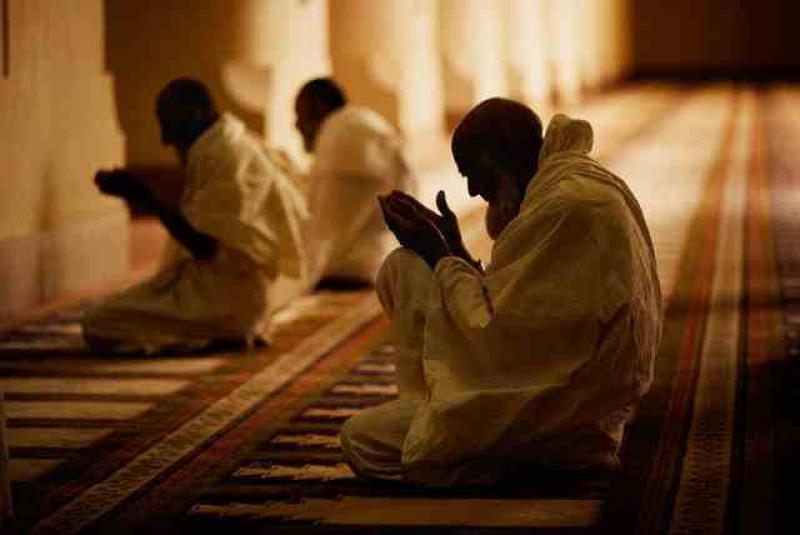 مسلمون يدعون الله في المسجد (تعبيرية)
