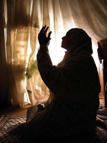 سيدة تدعوا الله