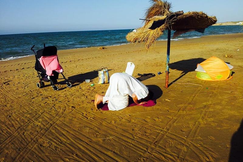 يصلي على الشاطيء