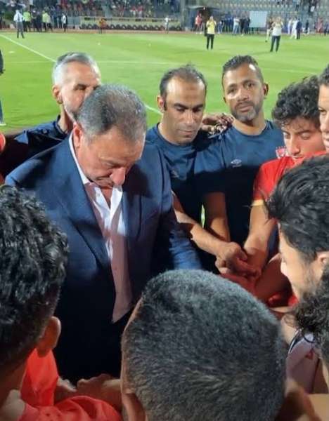 الخطيب مع لاعبي الأهلي 