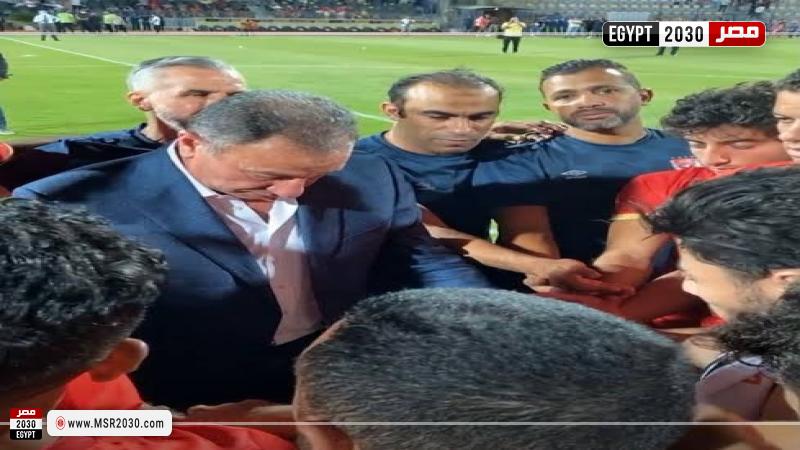 الخطيب مع لاعبي الأهلي 