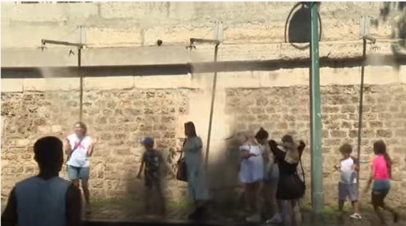 شاهد.. مواطنون يواجهوا موجة الحر بالاستحمام في الطرقات