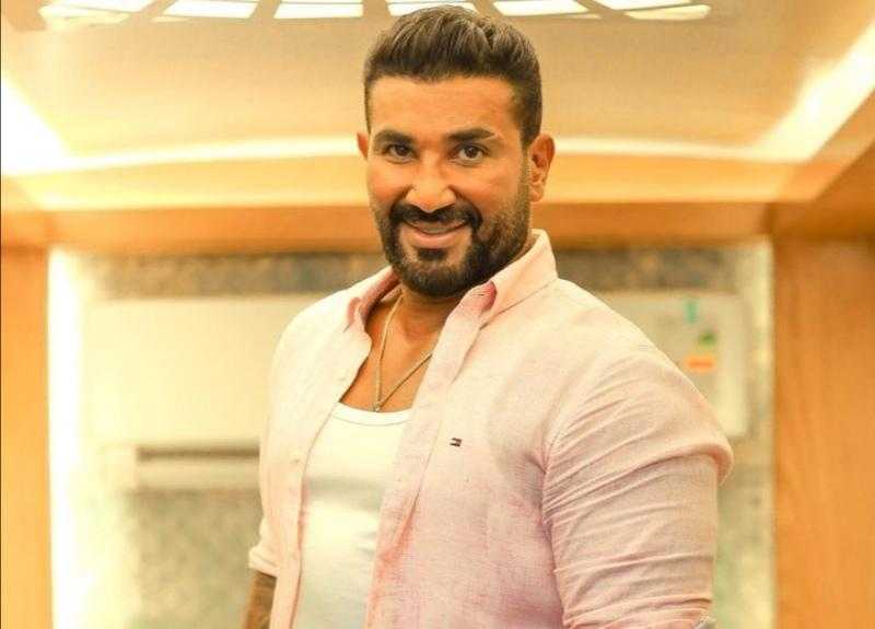 أحمد سعد يشارك جمهوره بصورة مع أولاده