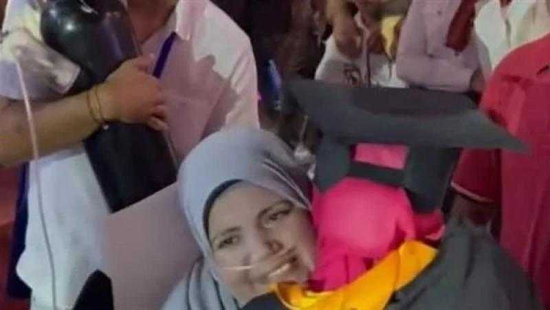 شاهد.. أول تعليق من والدة «الطالبة نيرة» على حضور حفل تخرجها بأسطوانة أوكسجين