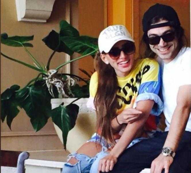 زينة تطالب جمهورها بالدعاء لـ صلاح رمزي