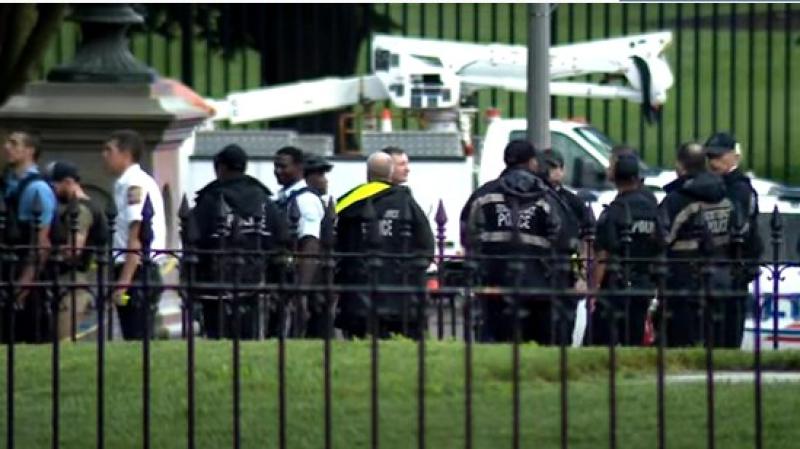 شاهد.. صاعقة جوية تضرب البيت الأبيض وتصيب 4 أشخاص بجروح خطيرة