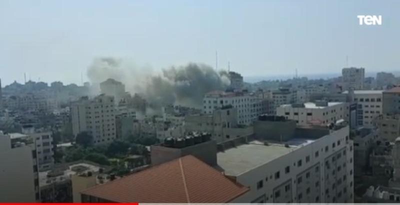 شاهد: لحظة قصف الجيش الإسرائيلي أهداف في قطاع غزة
