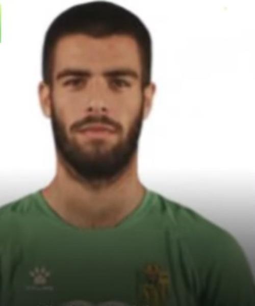 شاهد.. لاعب شهير يعتزل كرة القدم لإنقاذ أمه من الموت