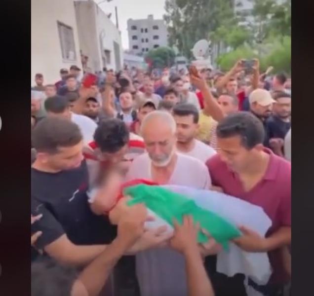 بالدموع.. أب يشيع جثمان طفلته شهيدة القصف الإسرائيلي على غزة