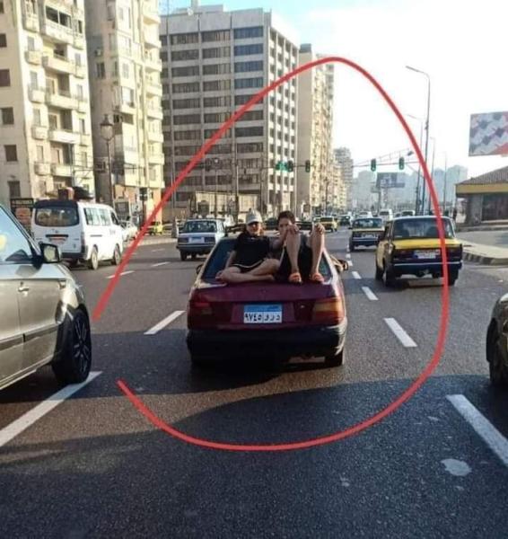 وضع متهور لفتاة وشاب على سيارة 