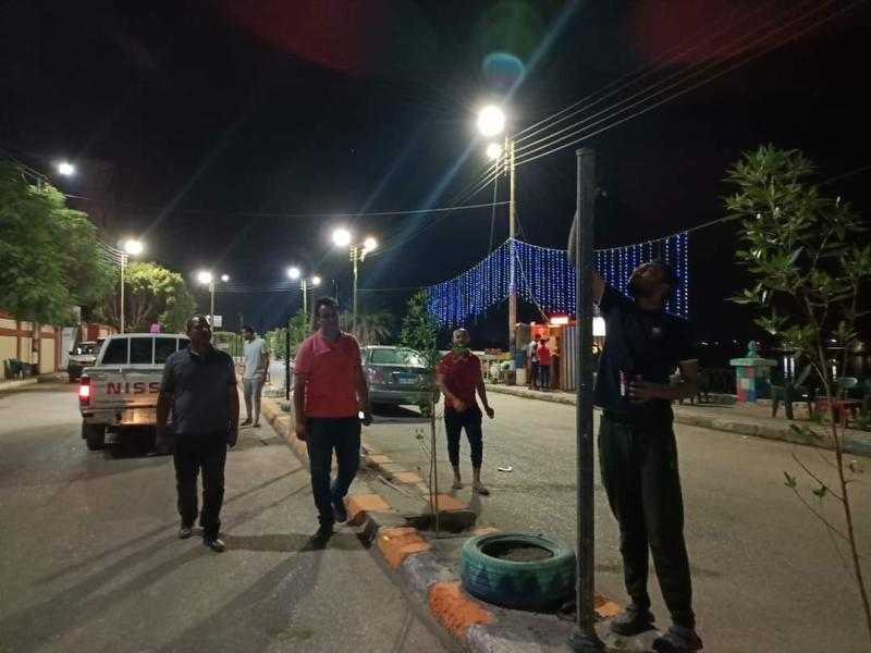 شباب دشنا يبذلون قصارى جهدهم في تجميل الشوارع.. وتشجيع لهم من الوحدة المحلية