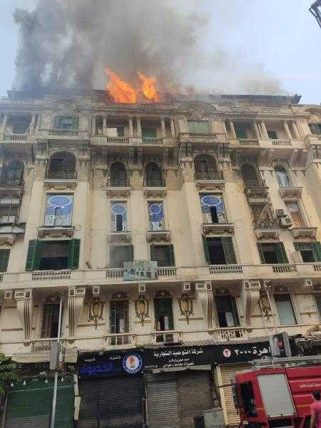 إصابة شخص في حريق ضخم بمخزن أعلى عقار بالموسكي