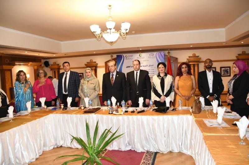 مراجعة قوانين الأسرة والطفل ودورات تدريبية للمقبلين على الزواج.. أهم التوصيات