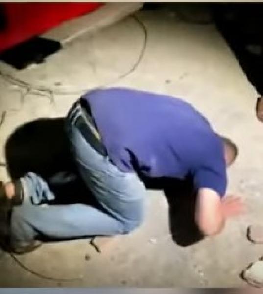 شاهد.. فلسطيني يخرج ابنه حيًا من تحت الأنقاض