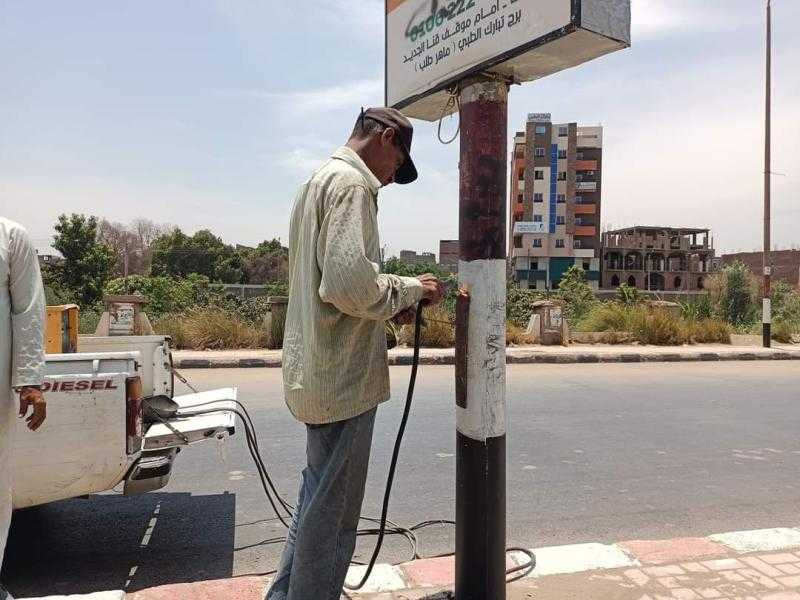 محلي دشنا يواصل غلق الأعمدة المكشوفة حفاظا على سلامة المواطنين