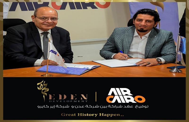 جانب من توقيع العقد