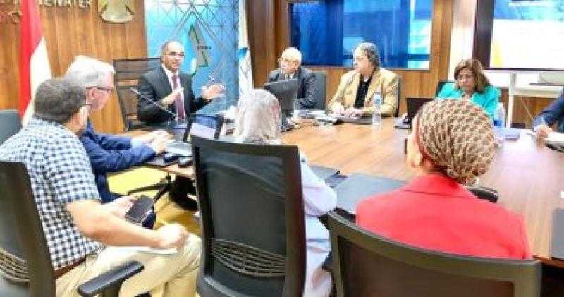 نائب وزير الإسكان يؤكد أهمية تعزيز قدرات العاملين بـ”جهاز تنظيم مياه الشرب”