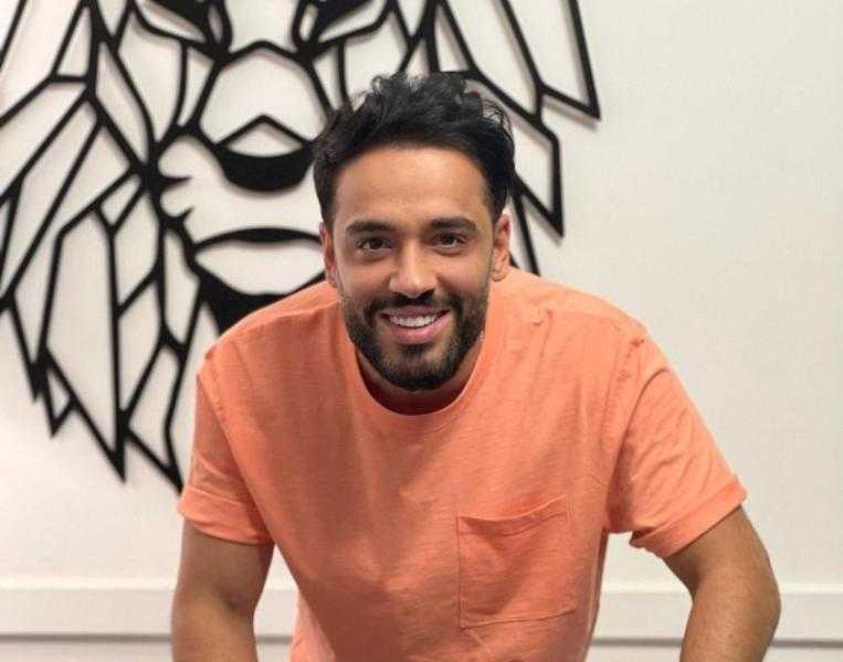 رامي جمال يروج لـ «كلميني شوية عني» قبل ساعات من طرحها