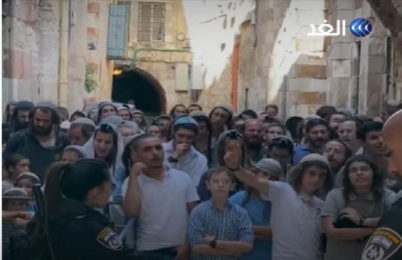 شاهد.. اقتحام مستوطنين ساحات الأقصى وإقامة صلاة تلمودية