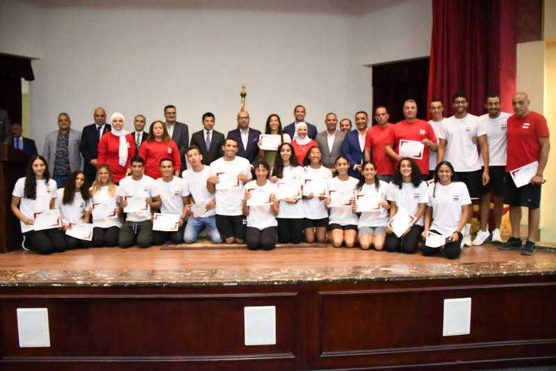 وزير الرياضة يُكرم بعثة منتخب مصر لتصدرها بطولة العربية للسباحة