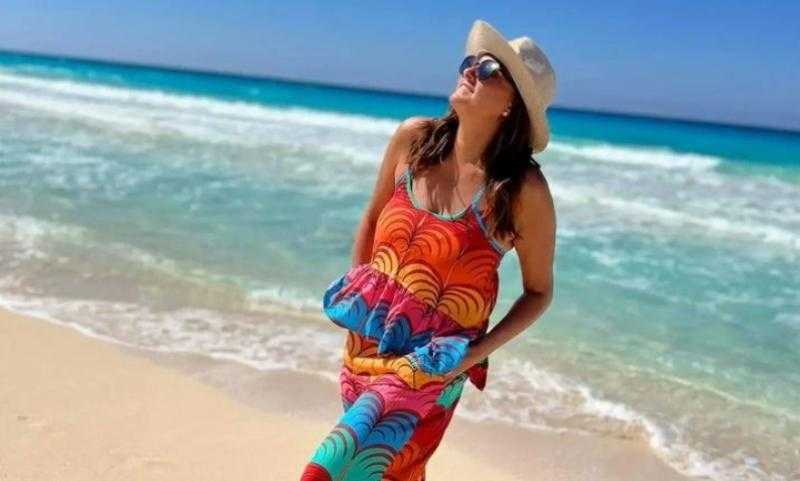 بشرى تستمتع بعطلتها الصيفية على البحر| «صور»