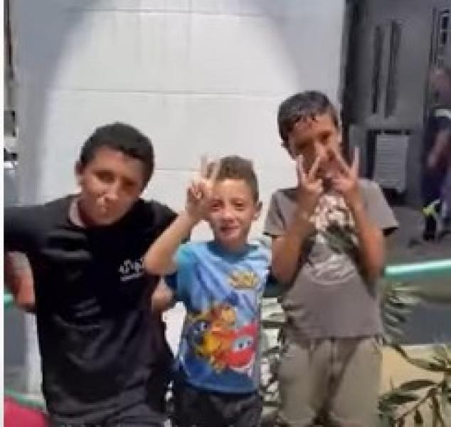 شاهد| فيديو مبكي لصاروخ إسرائيلي يسرق فرحة أطفال غزة