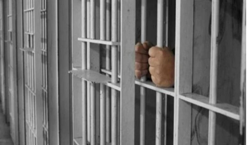 حبس شخصين لاتهامهما بسرقة متعلقات المواطنين بأسلوب كسر زجاج السيارة