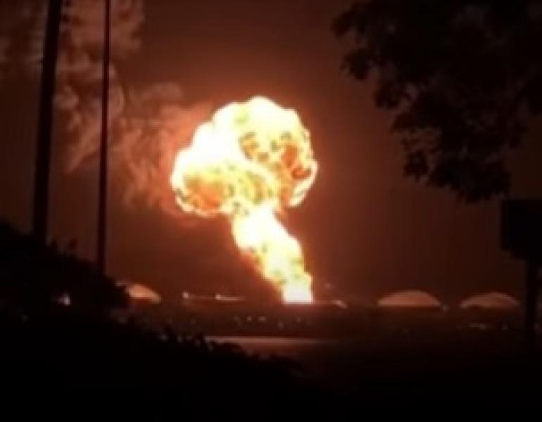 صاعقة تشعل انفجارات مدوية بمنشأة تخزين وقود.. والسلطات تطلب مساعدات دولية لإخمادها