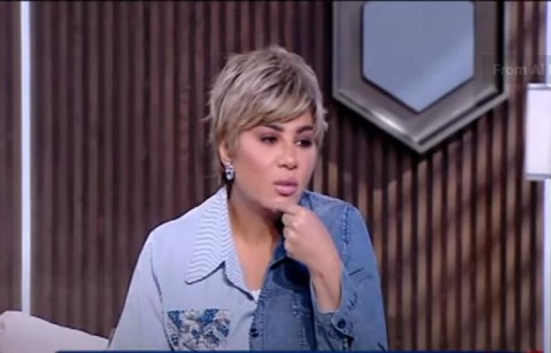 عيب على سنك.. رسالة تضع مفيدة شيحة في مأزق على الهواء - فيديو