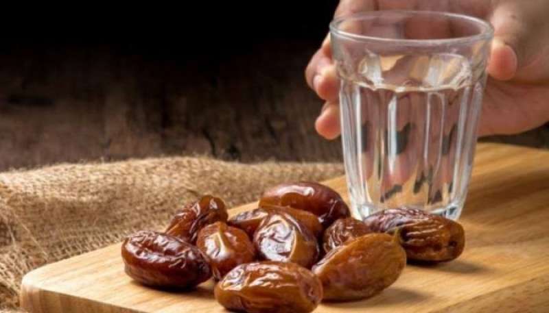تمر وماء