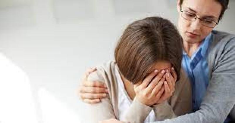 «للعيوطة».. نصائح تساعدك على التخلص من إحراج موقف البكاء في العمل