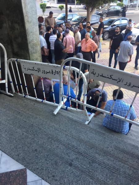 المواطنون أمام مكتب توثيق الخارجية في سموحة 