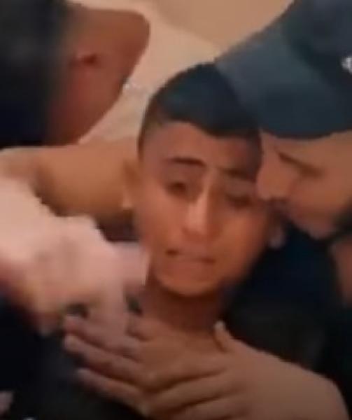 طفل فلسطيني يودع شقيقه الشهيد «فيديو»