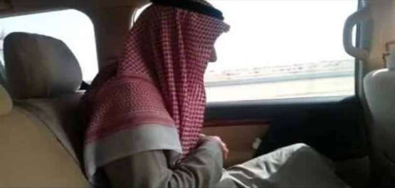 يصلي في السيارة 