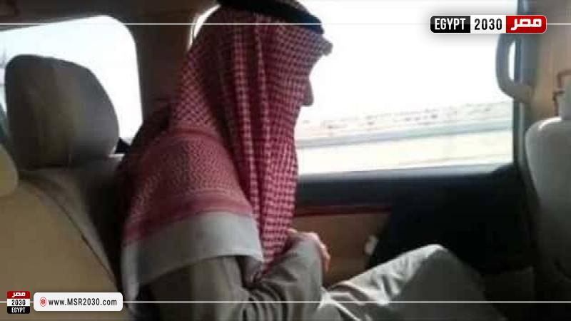 يصلي في السيارة 