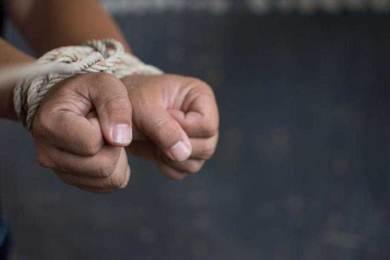 مقيد اليدين.. تفاصيل العثور على جثة مسن بالتجمع الخامس