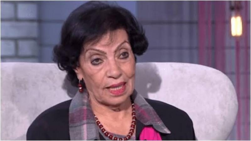 «رجاء حسين».. كرمتها السيدة انتصار السيسي وهاجمت تارا عماد بسبب ملابسها العارية