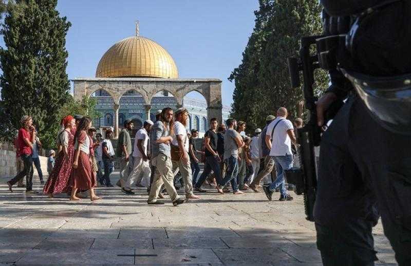 عشرات المستوطنين يقتحمون المسجد الأقصى بحراسة قوات الاحتلال