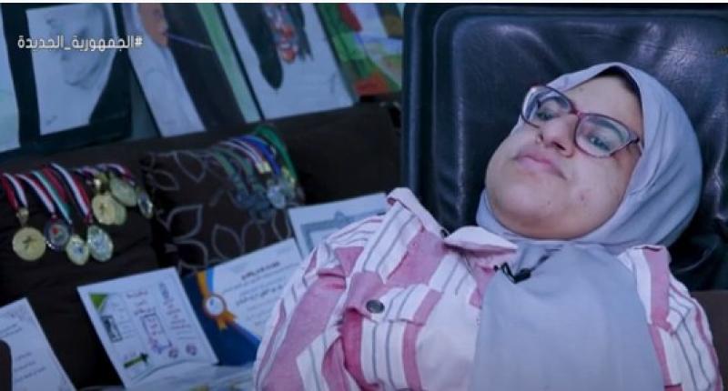 طالبة الـ 80 % في الثانوية: عندي إعاقة كاملة وبكتب بفمي - فيديو