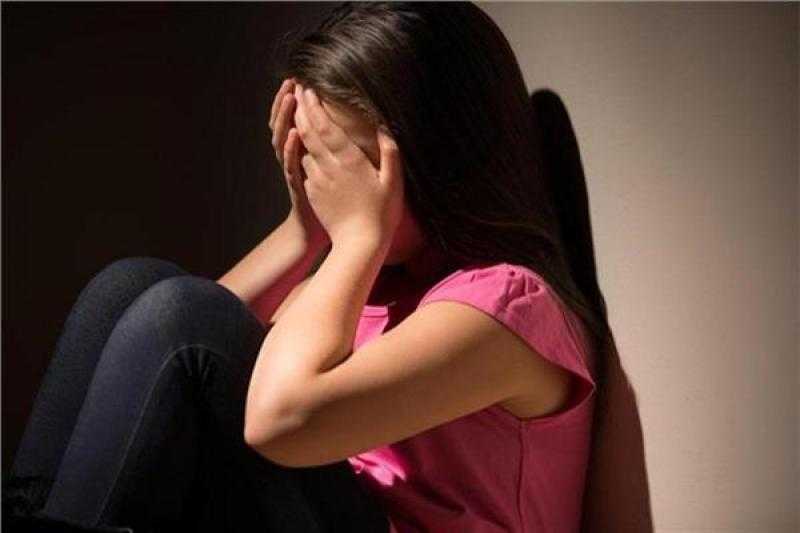 خنق وضرب.. ربة منزل تنهي حياة ابنتها بالصف