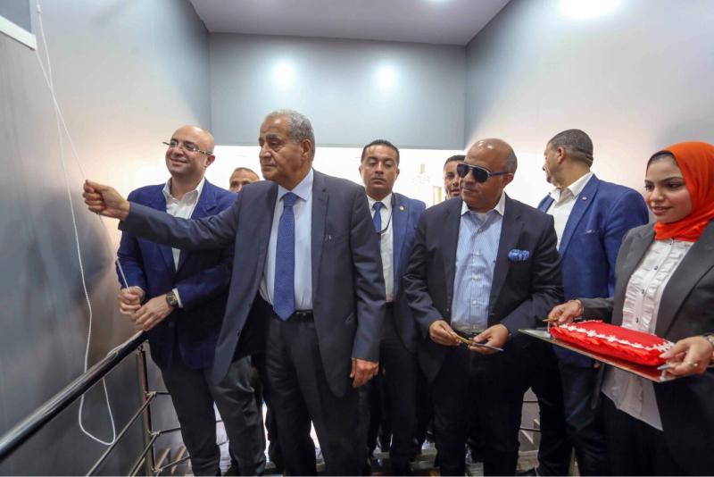 وزير التموين أثناء الجولة
