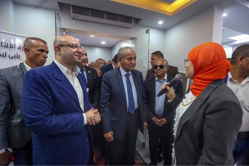 وزير التموين أثناء الجولة