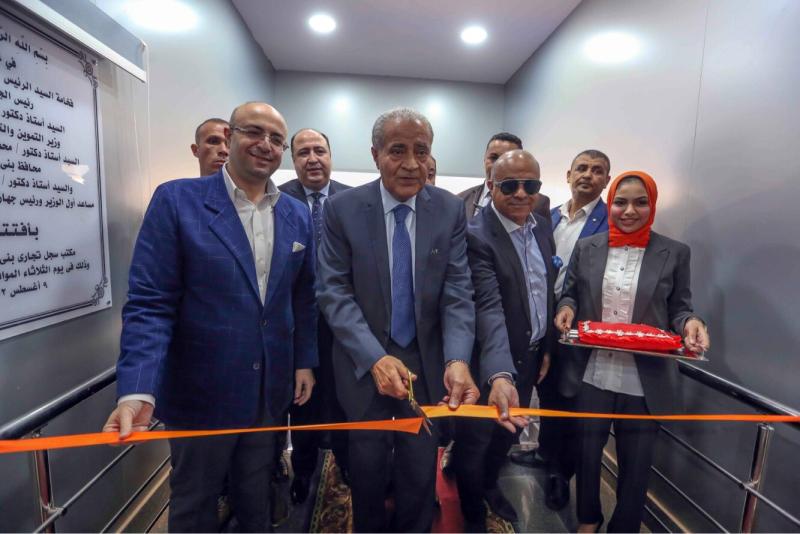 وزير التموين أثناء الجولة