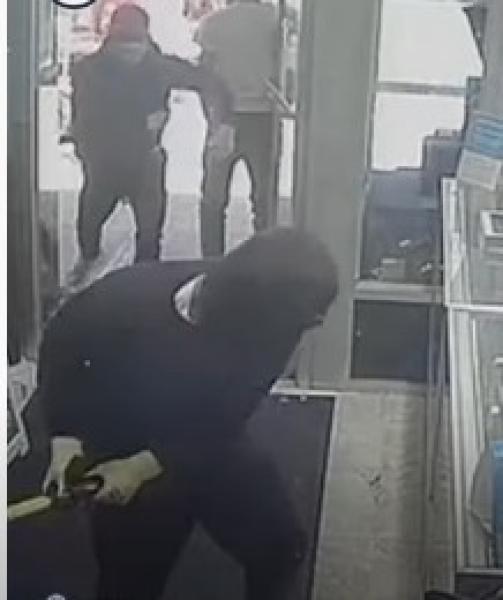 سطو مسلح على محل مجوهرات وسرقة بضاعة قيمتها مليوني دولار.. فيديو
