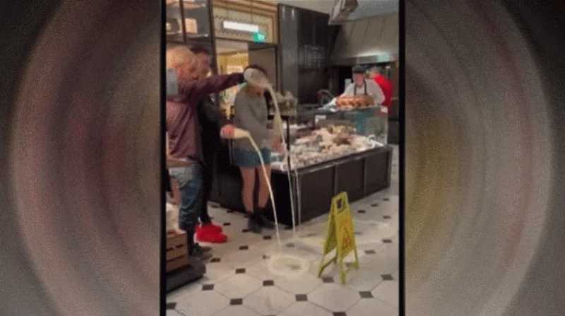 شباب يقتحمون محال تجارية ويسكبون الألبان على الأرض «فيديو»