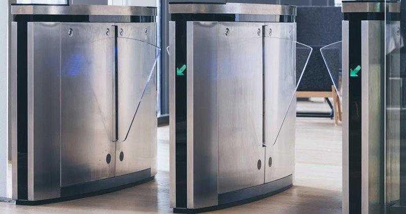 هل العبور من بوابات التفتيش يضر المناعة؟.. أخصائي يكشف مفاجأة «فيديو»